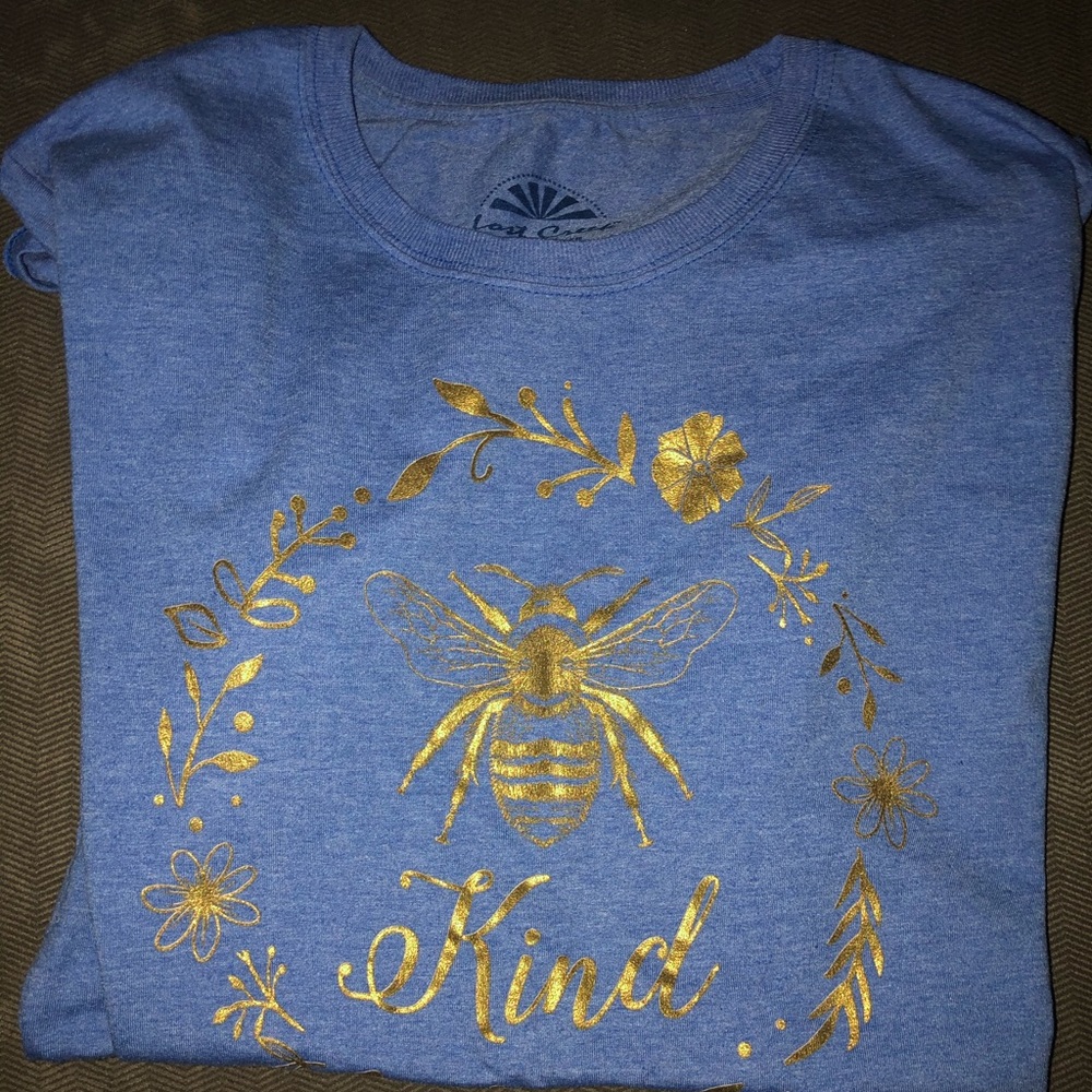 “Bee” kind tee🐝